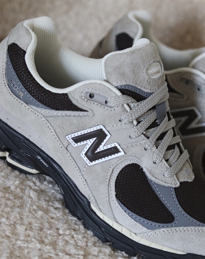 New Balance - U2002RO Sneakers - Arid Stone/Black Coffee